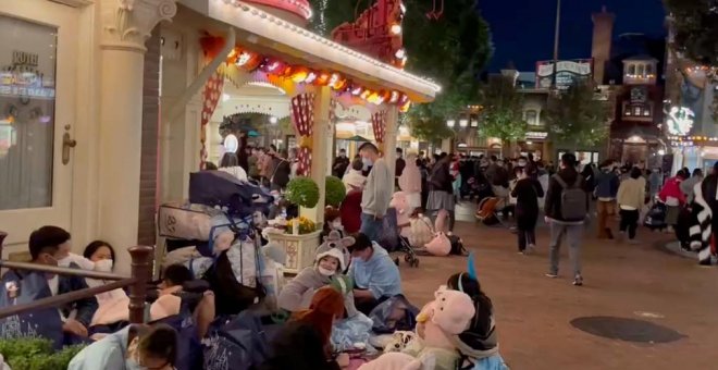 El Gobierno de Shanghái permite a los visitantes salir de Disneyland al no hallar más casos de covid