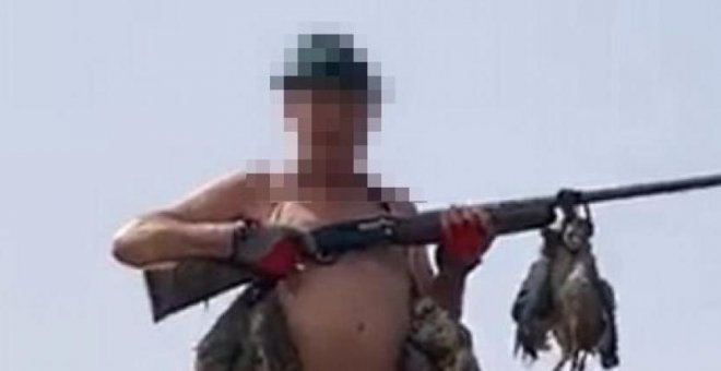 Un cazador posa desnudo con una perdiz atada a sus genitales y al grito de "Viva España"