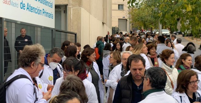 Médicos de familia y pediatras se congregan para dar inicio a otra huelga indefinida: "Los pacientes no son churros"