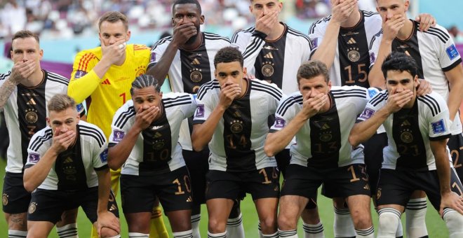 El once de Alemania se tapa la boca en protesta contra la FIFA por prohibir el uso del brazalete LGTBI+