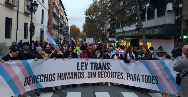 El colectivo LGTBI se manifiesta contra las enmiendas del PSOE a la ley trans e insta al Gobierno a proteger a los menores