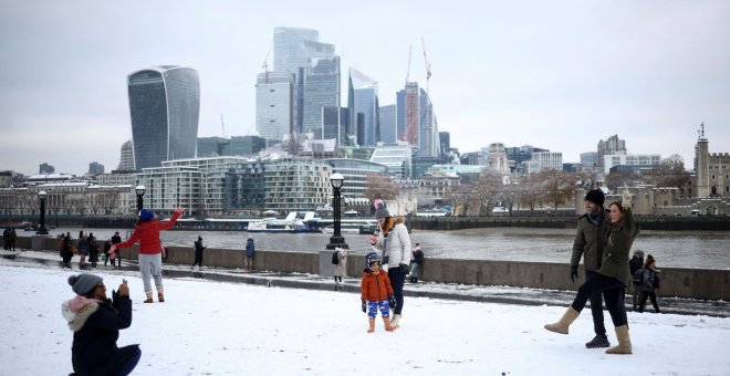Los españoles atrapados en Londres por la nieve en los aeropuertos: "Las compañías dicen que nos busquemos la vida"
