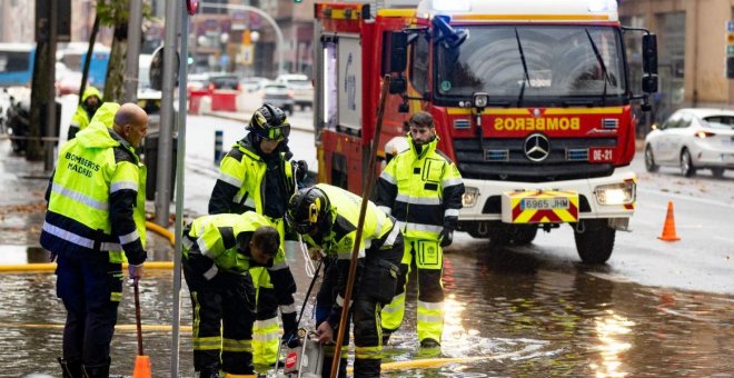 Retenciones de tráfico, acumulación de agua en las vías del metro y hasta 300 emergencias en Madrid por la lluvia