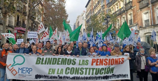 Cientos de personas se manifiestan en Madrid por el blindaje de las pensiones en la Constitución