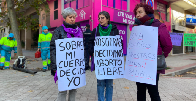 Feministas combaten el acoso de grupos ultracatólicos delante de la clínica Dator: "Estamos aquí para proteger a las mujeres"