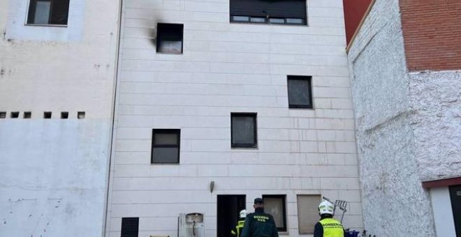 Investigan un incendio provocado en un bloque ocupado por familias sin recursos en Villalba: "Intentaron quemarnos vivas"