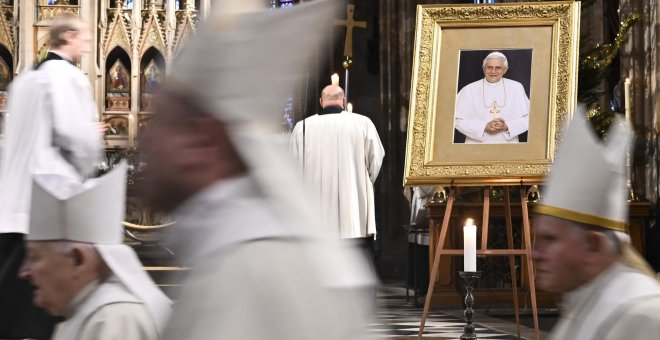 La investigación contra el papa Benedicto XVI tras ser acusado de encubrir abusos en la Iglesia sigue abierta pese a su muerte