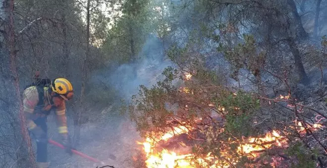 Els Bombers estabilitzen l'incendi forestal de la Franja després de cremar 454 hectàrees