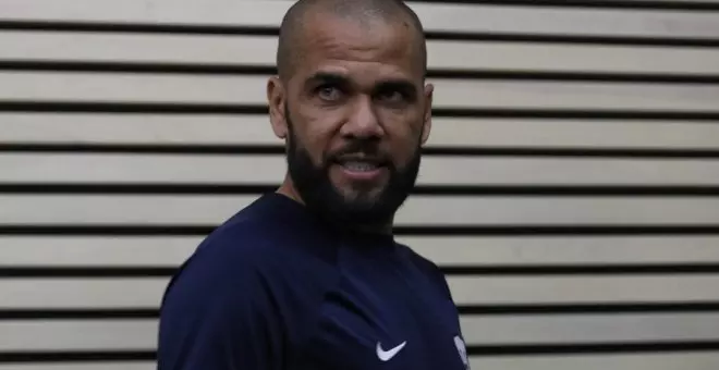 La joven que denunció a Dani Alves por violación pide que siga preso tras cuestionar su última versión