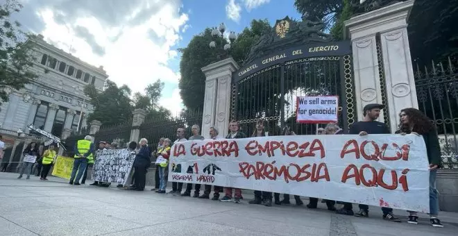 Los pacifistas claman contra la feria de armas frente al Cuartel General del Ejército: "Fuera de Madrid, señores de la guerra"