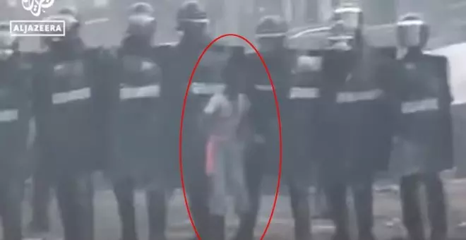 Un vídeo muestra cómo la Policía senegalesa utiliza a un niño de escudo en las protestas que asolan el país