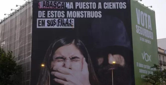 Un grupo de activistas sabotea la 'lona del odio' de Vox que atacaba a Sánchez