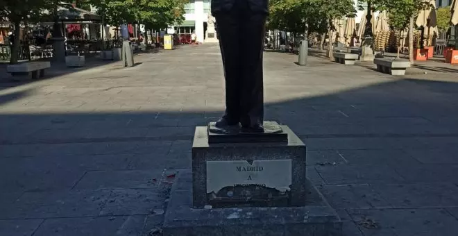 La estatua de Lorca de la Plaza de Santa Ana de Madrid, a la espera de ser restaurada tras sufrir daños por un vehículo