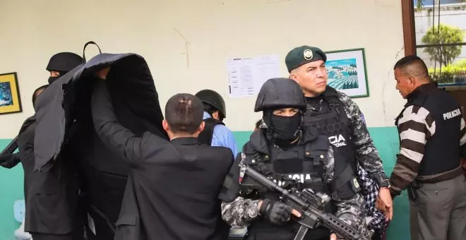Chalecos antibalas, cascos y fuerte vigilancia en unas elecciones en Ecuador bajo una ola de violencia