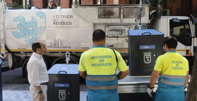 Almeida instala contenedores de lujo en los distritos ricos de Madrid mientras los barrios obreros se llenan de basura