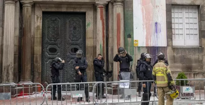 Tensión entre antidisturbios y bomberos de Ourense en una protesta con lanzallamas incluidos