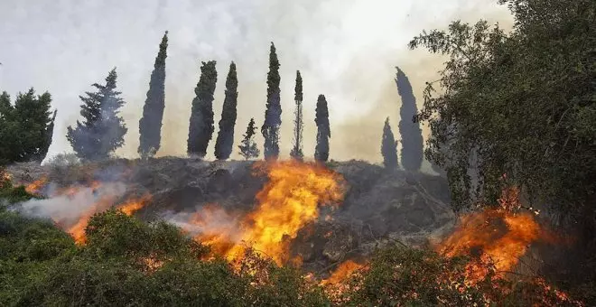 El incendio de Montitxelvo sigue sin control y con el viento en contra