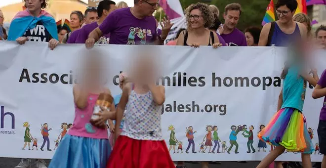 El acoso escolar, la expulsión del hogar y la discriminación laboral empobrecen a las familias LGTBI+: ingresan un 20% menos