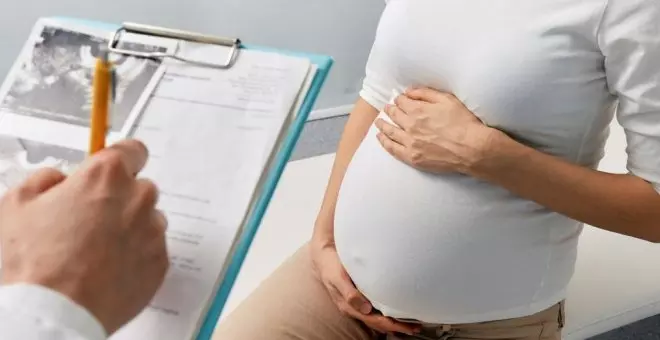 Una genetista a la que acusaron de fingir sus vómitos durante el embarazo descubre el origen de estas náuseas