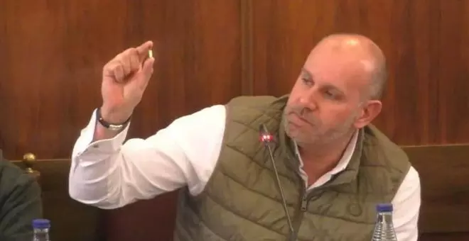 El diputado provincial de Vox en Zamora exhibe una bala en un pleno