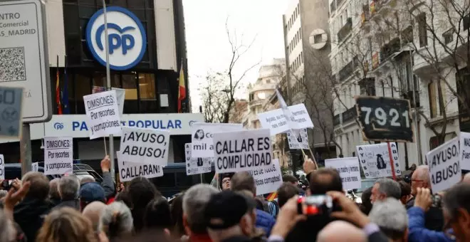 Así te hemos contado en directo la manifestación en la sede del PP para pedir la dimisión de Isabel Díaz Ayuso