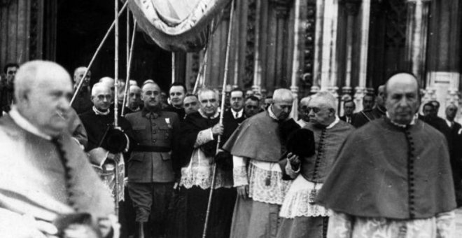 "A nuestro amado hijo Francisco Franco Bahamonde": la medalla que el Vaticano entregó al dictador y nunca retiró