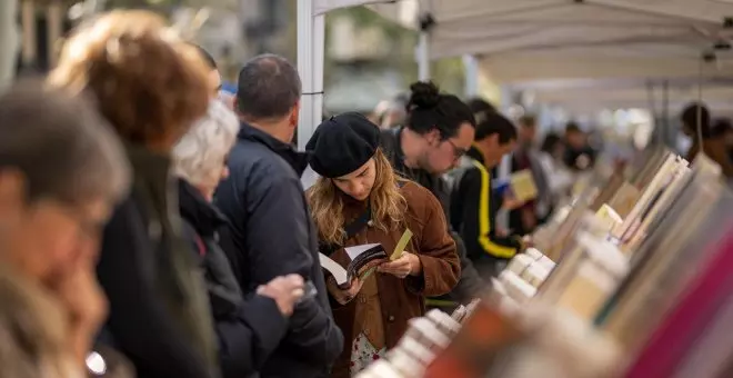 Sant Jordi, el día que los barceloneses reconquistan La Rambla a los turistas