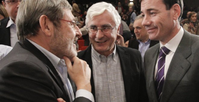 Los barones del PSOE se refugian en la neutralidad para salvar su futuro
