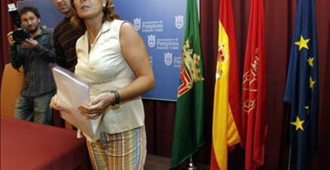 ANV traslada al pasillo una rueda de prensa al no poder tapar la bandera española
