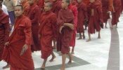 La rebelión de los monjes birmanos coge fuerza