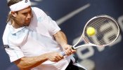 Ferrer vence a Starace y adelanta al equipo español