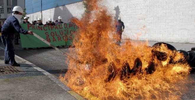 Trabajadores de Naval Gijón cortan el tráfico con una barricada de neumáticos