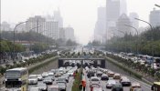 Un manto gris de polución cubre Pekín coincidiendo con la visita del COI
