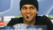 Alves podría convertirse en el primer fichaje de Ramos, según la prensa inglesa
