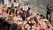 Un centenar de personas se desnudan en Barcelona contra el uso de pieles de animales