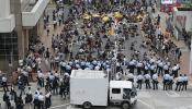 La policía de Hong Kong vuelve a retirar las barricadas de los manifestantes acampados