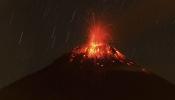 El volcán Tungurahua en Ecuador lanza columnas de humo y cenizas de tres kilómetros