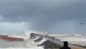 Un carguero español se parte en dos en la costa vascofrancesa