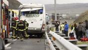 Dieciocho heridos al chocar un camión y un microbús en Álava