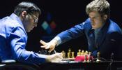 Carlsen, campeón del Mundial de ajedrez de los dos errores garrafales en un minuto