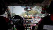 Obligan al taxista solidario de Sevilla a quitar la decoración de su coche