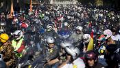 Miles de 'pingüinos' toman el centro de Valladolid para protestar por la suspensión