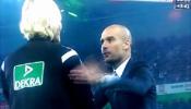 Guardiola se propasa con una mujer árbitro