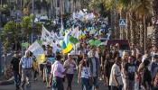 Decenas de miles de personas salen a la calle contra las prospecciones en Canarias