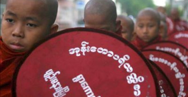 Los monjes budistas vuelven a desafiar a la Junta Militar de Birmania con manifestaciones