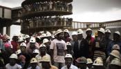 Rescatan a los primeros trabajadores de la mina derrumbada en Sudáfrica