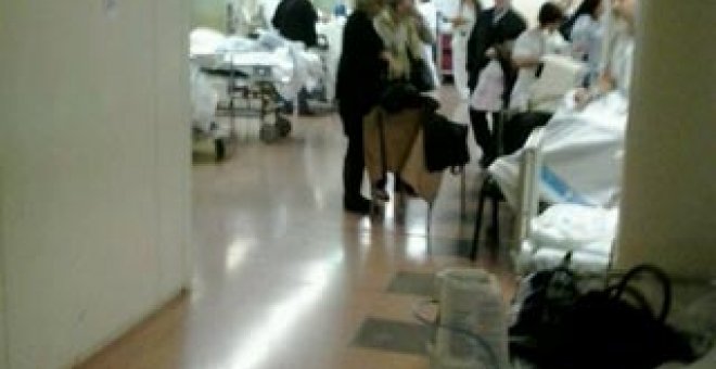 Los pacientes se aglomeran en los pasillos por los recortes en el hospital Vall d'Hebrón