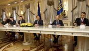 Yanukóvich firma con la oposición un acuerdo para convocar elecciones y una reforma constitucional