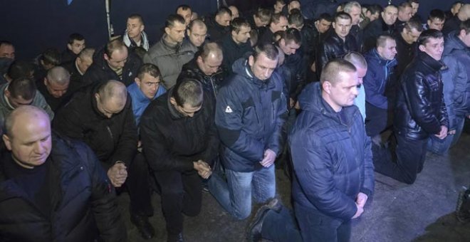 Un centenar de antidisturbios piden perdón de rodillas en Ucrania