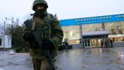Ucrania denuncia una "invasión armada" de Rusia por la toma de dos aeropuertos en Crimea